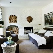 light-and-dark-contrast-in-a-living-area-with-a-wh طراحی دکوراسیون منزل با آجر سفید