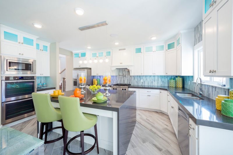 طراحی کابینت آشپزخانه با رنگ طوسی سفید