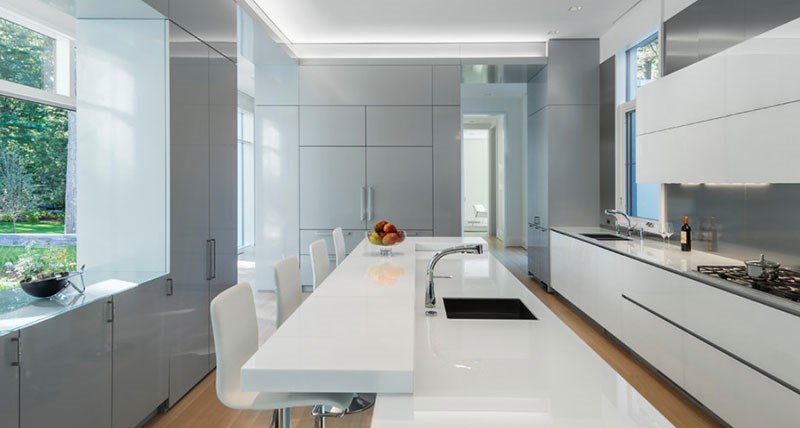 طراحی کابینت آشپزخانه با رنگ طوسی سفید