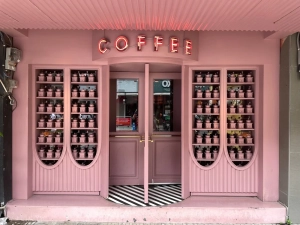 ویترین مغازه قهوه فروشی
