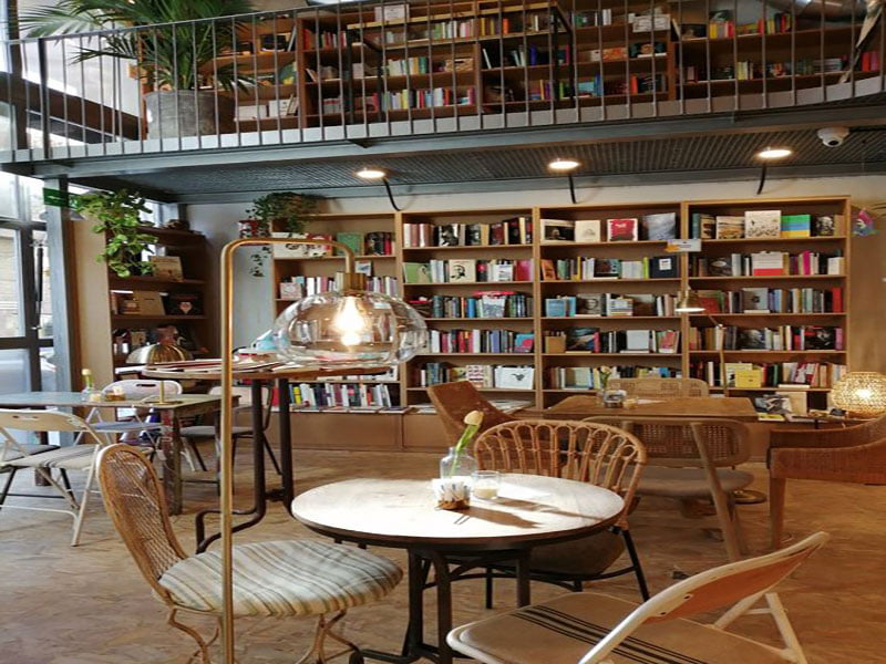طراحی دکور کافه کتاب مدرن